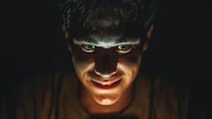 आपको भी लगता है अंधेरे से डर? तो हो सकता है इस बीमारी का संकेत