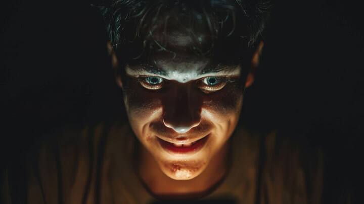 इस समस्या के कई लक्षण होते हैं, जैसे अंधेरे में दिल की धड़कन तेज़ हो जाना, पसीना आना, घबराहट महसूस करना, या अंधेरे में जाने से बचने की कोशिश करना. कुछ लोग अंधेरे की वजह से नींद न आना, बुरे सपने आना, या रात में बार-बार जागना जैसी समस्याओं का सामना भी करते हैं.