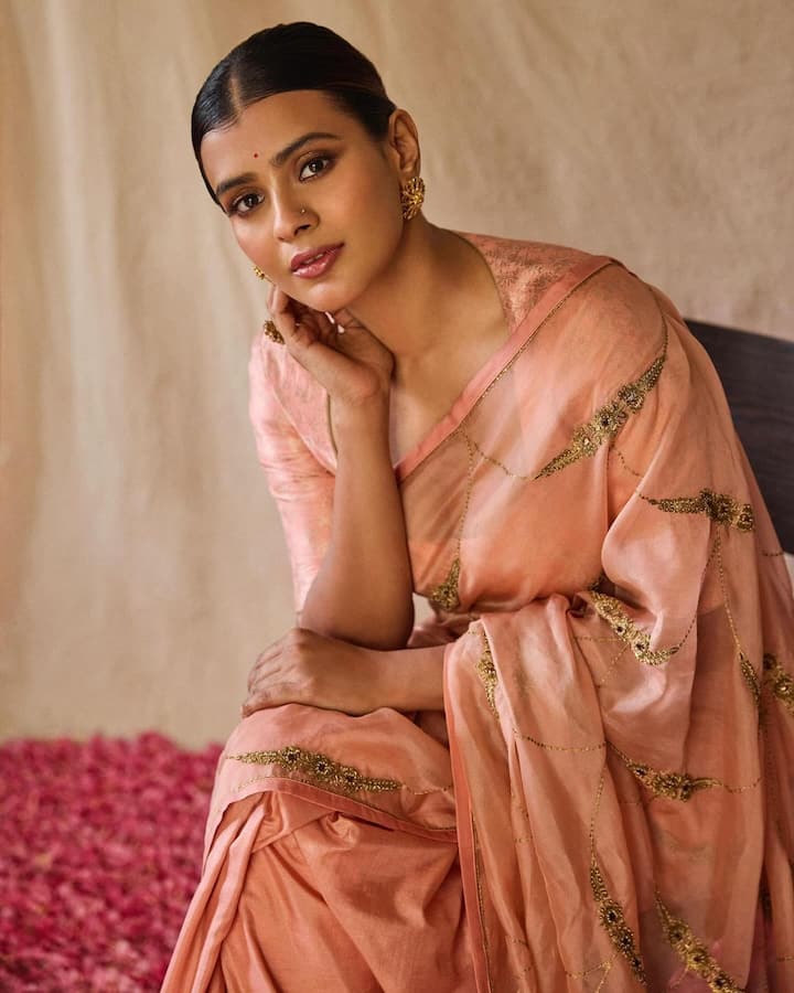 సోషల్ మీడియాతో ట్రెండ్ సెట్ చేస్తున్న బ్యూటీస్ లిస్టులో హెబ్బా పటేల్ ఉంటుంది. సిల్వర్ స్క్రీన్ కన్నా సోషల్ మీడియాలో చాలా యాక్టివ్ గా ఉంటుంది. రెగ్యులర్ ఫొటో షూట్స్ తో అట్రాక్ట్ చేస్తోంది..