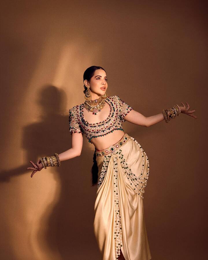 उदरनिर्वाहासाठी ती कधी कॉल सेंटरमध्ये काम करायची तर कधी शिकवणी शिकवायची. मोकळे मन, सुंदर चेहरा आणि नाजूक वय...तिला इथे राहायचे नव्हते, ती ट्रेन पकडली आणि नशीब आजमावण्यासाठी मुंबईला गेली... हो ती उर्फीचं आहे.