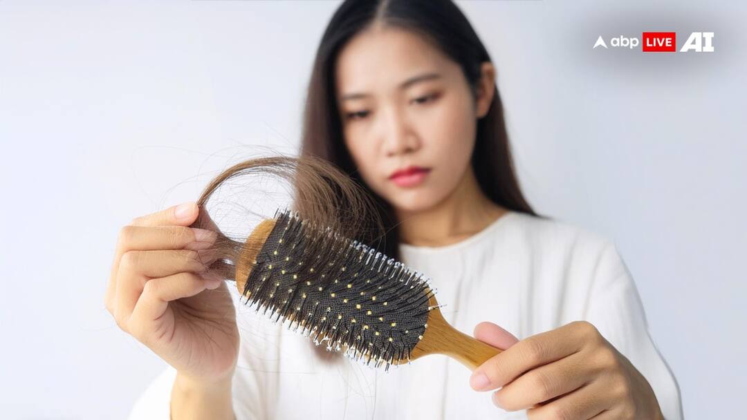 hairfall problem solution at home beauty tips shining and strong hair Hair Fall Solution: सिर में हाथ फेरते वक्त हाथ में आ जाते हैं बाल? रोकने के लिए तुरंत करें ये काम