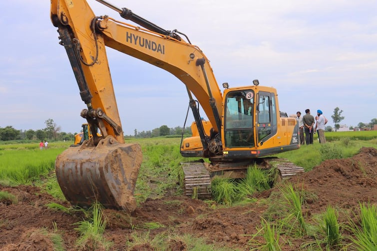 Possession of 1300 meters of land in Amritsar with the consent of farmers NHAI ਲਈ ਅੰਮ੍ਰਿਤਸਰ ਤੋਂ ਵੱਡੀ ਖ਼ਬਰ, ਕਿਸਾਨਾਂ ਨੂੰ ਮਨਾਉਣ 'ਚ ਕਾਮਯਾਬ ਹੋਈ ਸਰਕਾਰ, ਇੰਨੇ ਮੀਟਰ ਜ਼ਮੀਨ ਕੀਤੀ ਐਕਵਾਇਰ