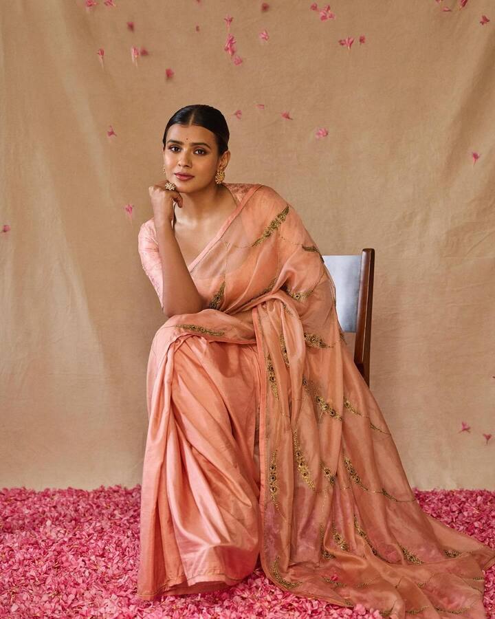 ఈడోరకం ఆడోరకం, ఎక్కడికి పోతావు చిన్నవాడా సినిమాలపై మంచి టాక్ వచ్చినా హెబ్బాకి పెద్దగా కలసిరాలేదు. స్పెషల్ సాంగ్స్ లోనూ నటించినా పెద్దగా లక్ కలసిరాలేదు..