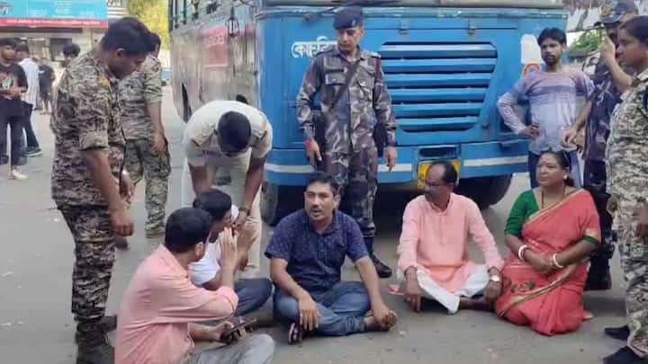 পুরাতন মালদার বুলবুলি মোড় এলাকায় উত্তেজনা। পুলিশের সামনেই বিজেপি ও তৃণমূল সমর্থকদের মধ্যে হাতাহাতি।