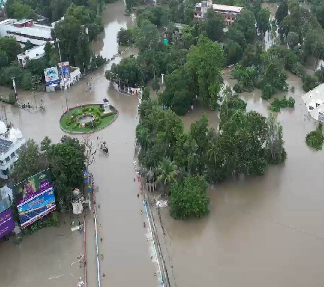 Heavy rains in Vadodara shops, shopping malls are all submerged in water Vadodara Rain: વડોદરામાં ભારે વરસાદે નોતરી આફત, સોસાયટી, દુકાનો શોપિંગ મોલ બધું જળમગ્ન