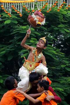 Dahi Handi: मुंबईत दही हंडीचा थरार; 129 गोविंदा जखमी, दोघे गंभीर, केईएम रुग्णालयात उपचार सुरू