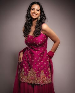 Meenakshi Chaudhary: మీనాక్షి చౌదరి లేటెస్ట్‌ ఫోటోలు - పింక్‌ డ్రెస్‌లో ఫిదా చేస్తున్న 'ఖిలాడి' భామ