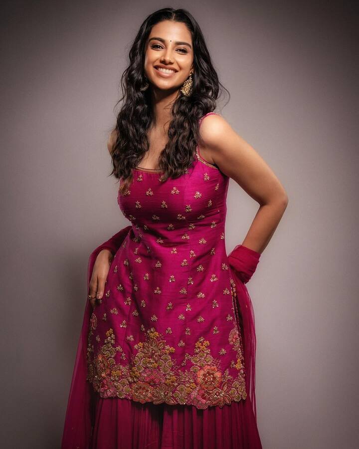 Meenakshi Chaudhary Latest Photos: 'ఖిలాడి' బ్యూటీ మీనాక్షి చౌదరి తన లేటెస్ట్ ఫోటోలు షేర్ చేసింది. పింక్ సల్వార్ సూట్లో ట్రెడిషనల్ లుక్తో ఆకట్టుకుంది. ఈ ఫోటోల్లో క్యూట్గా నవ్వుతూ కుర్రాళ్ల మతిపోగోడుతుంది.