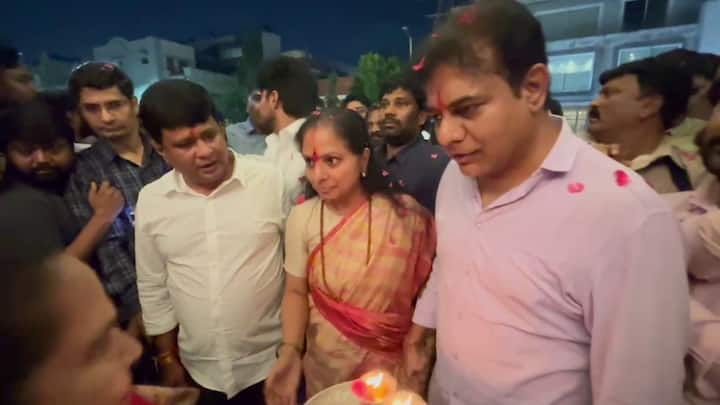 Kavitha arrives at her residence in Hyderabad | ఢిల్లీ నుంచి శంషాబాద్ ఎయిర్ పోర్టుకు చేరుకున్న కవిత.. అక్కడి నుంచి రోడ్డు మార్గాన హైదరాబాద్ లోని తన నివాసానికి చేరుకున్నారు.