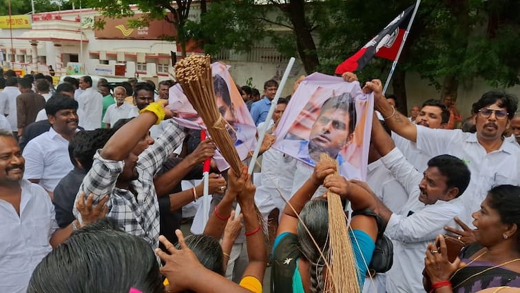 AIADMK protest in Thanjavur turned into war zone: Woman police injured in hand bleeding ADMK Protest : 