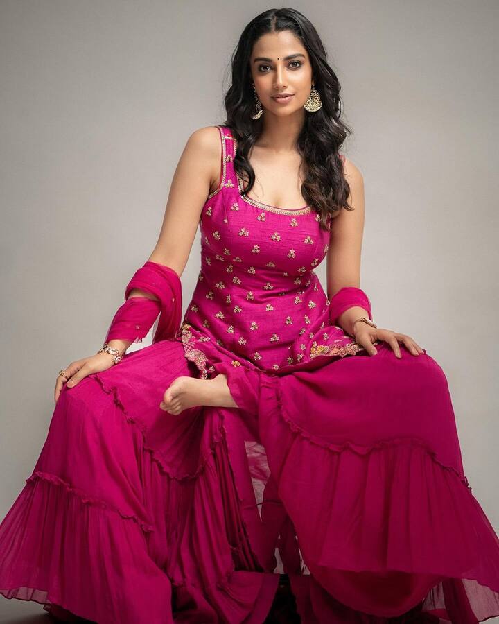 ఇక మీనాక్షి లేటెస్ట్ లుక్ నెటిజన్లంతా ఫిదా అవుతున్నారు. ప్రస్తుతం ఆమె ఫోటోలు సోషల్ మీడియాలో వైరల్ అవుతున్నాయి. కాగా మీనాక్షి ఖిలాడీ చిత్రంతో టాలీవుడ్ ఎంట్రీ ఇచ్చింది. ఫస్ట్ మూవీ ప్లాప్ అయినా ఈ అమ్మడికి మాత్రం వరుస ఆఫర్స్ క్యూ కట్టాయి.