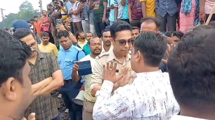 ব্যারাকপুর স্টেশনে বিজেপির রেল অবরোধ ঘিরে ধুন্ধুমার। বিজেপি নেতা কৌস্তভ বাগচীকে কার্যত ধাওয়া করে স্টেশন চত্বর থেকে বের করে দিল তৃণমূল।