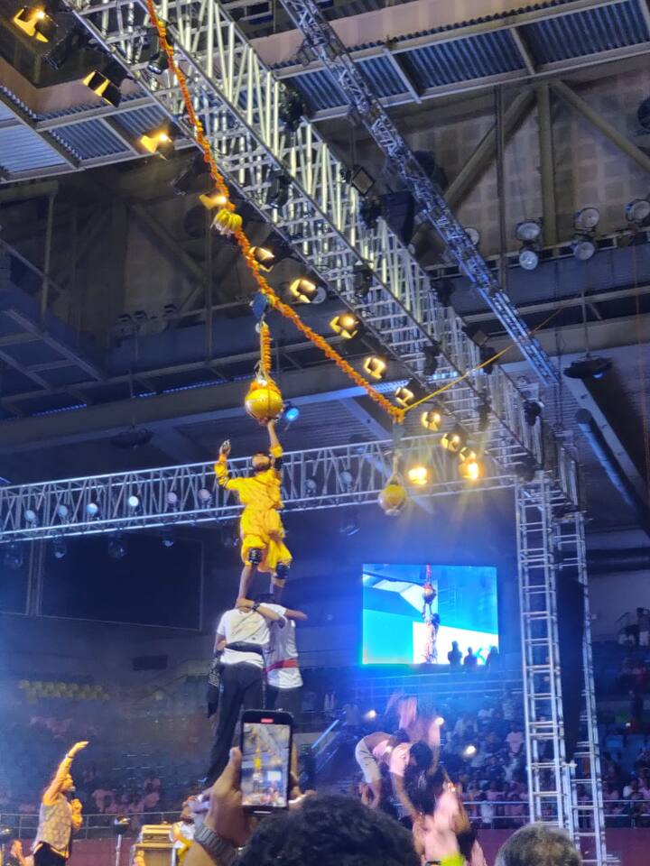 ऐसा ही कुछ देखने को मिला दिल्ली के इंदिरा गांधी स्टेडियम में जहां दही-हांडी फोड़ने की प्रतियोगिता का आयोजन किया गया था और इसमें न केवल लड़कों बल्कि लड़कियों की भी टीम ने हिस्सा लिया था.