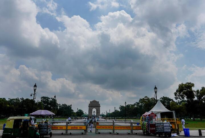 देश की राजधानी दिल्ली में कुछ दिनों से मौसम सुहाना बना हुआ है. यहां बारिश पर ब्रेक लगा है, लेकिन लगातार चल रही ठंडी हवाएं काफी राहत दे रही हैं. मौसम विभाग ने आज बुधवार (28 अगस्त) को हल्की बारिश का येलो अलर्ट जारी किया है.