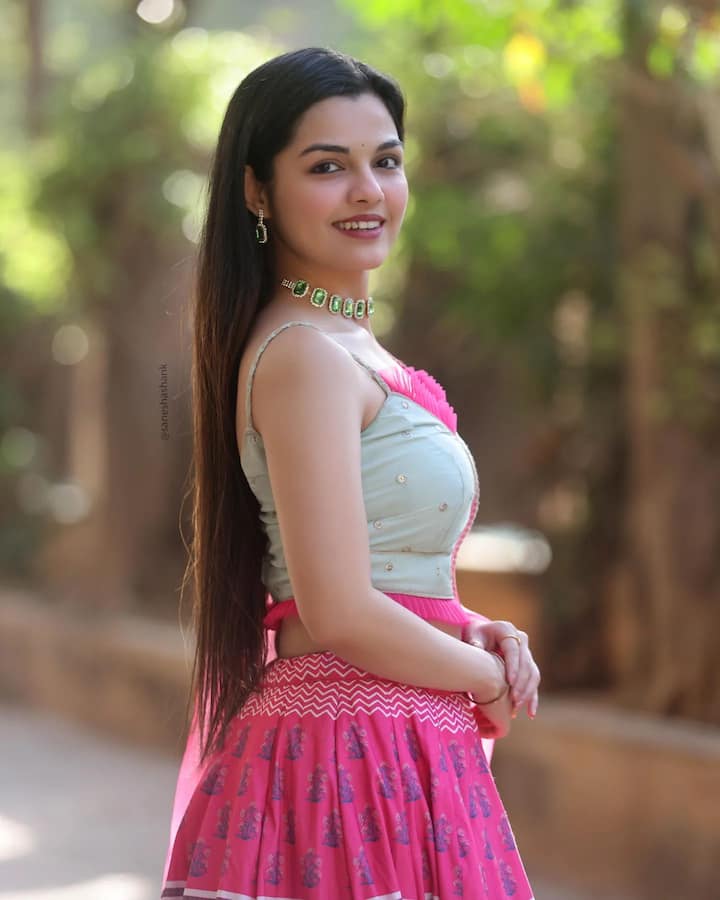 ‘सारेगामाप लिटील चॅम्प्स’ या संगीत कार्यक्रमातून घराघरात पोहोचलेली सर्वांची लाडकी गायिका आर्या आंबेकर (Aarya Ambekar) सध्या याच शोमध्ये परीक्षकाची भूमिका पार पडली आहे.