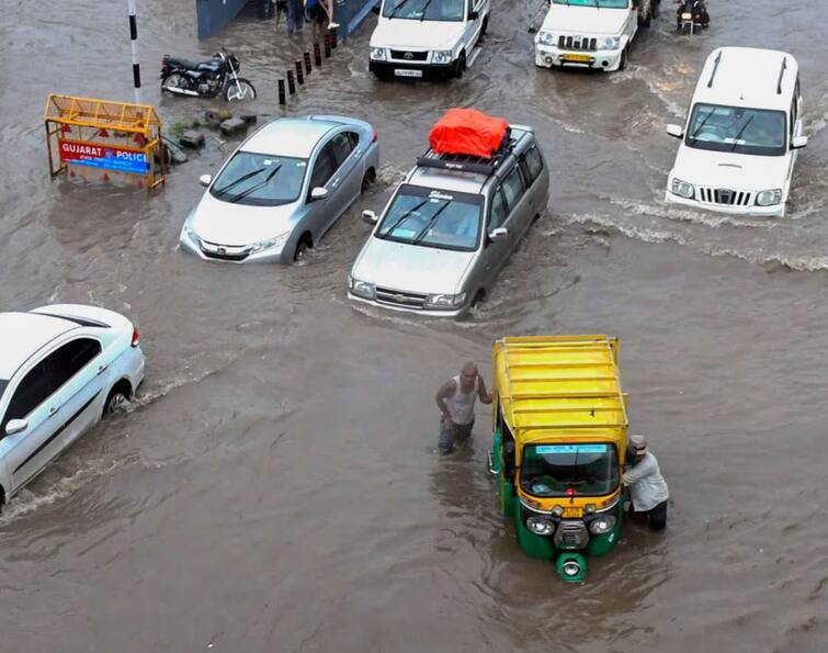 15 dead, 19 trains canceled due to heavy rains in Gujarat, many road closures, know more live  updates Gujarat Rain Live Update:  રાજયમાં મૂશળધાર વરસાદ બન્યો આફત, હજારો લોકોનું સ્થળાંતર, 19 ટ્રેન રદ્