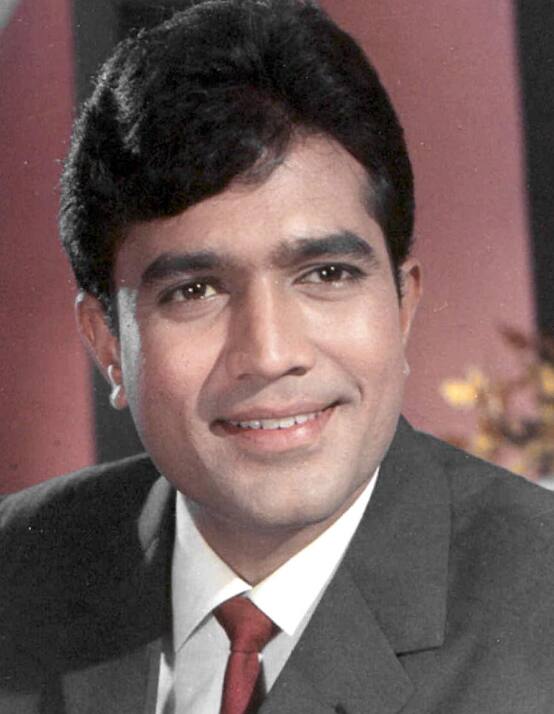 वैसे आपको जानकर हैरानी होगी कि ‘दीवार’ के लिए अमिताभ बच्चन नहीं, बल्कि राजेश खन्ना निर्माता गुलशन राय की पहली पसंद थे. राय ने इस फिल्म के लिए राजेश खन्ना को साइन भी कर लिया था.