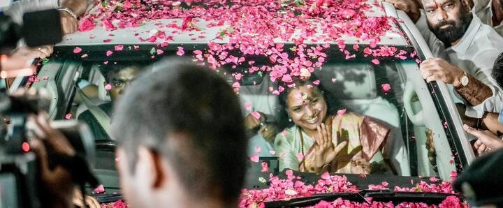 ఢిల్లీ నుంచి ప్రత్యేక విమానంలో బయలుదేరిన కవిత, కేటీఆర్ శంషాబాద్ ఎయిర్ పోర్టుకు చేరుకున్నారు. కవితకు బీఆర్ఎస్ శ్రేణులు ఘనస్వాగతం పలికారు.