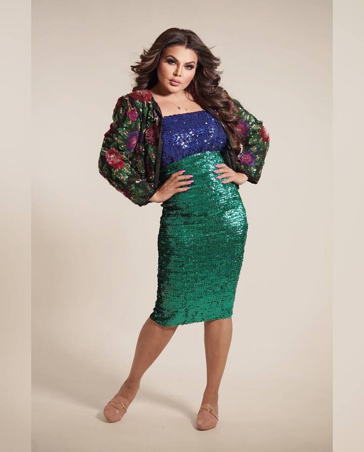 उस समय राखी सावंत शादियों में खाना परोसा करती थीं. उन्हें इस काम के लिए एक दिन के 50 रुपए मिलते थे. एक्ट्रेस ने टीना अंबानी की शादी में खाना परोसा था.