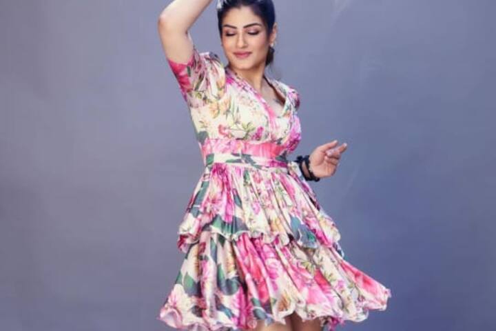 रवीना की ये ड्रेस पहनकर आप किसी हसीना से कम नहीं लगेगी. इसे पहनकर आप ट्रिप पर घूमने जा सकती हैं. वहां फोटोज क्लिक कर इन फोटो को अपलोड कर सकती हैं.