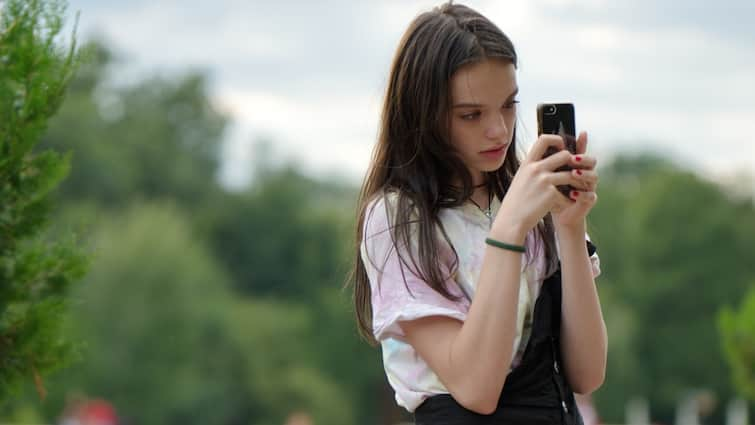 France To Test Banning Mobile Phones In School May Roll Out In January 'Digital Pause': France To Roll Out 'Trial Ban' On Phones At School For Students Aged Up To 15