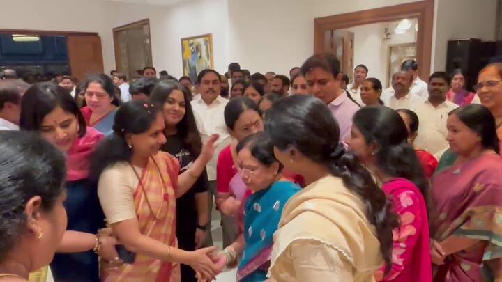 శంషాబాద్ ఎయిర్ పోర్ట్ నుంచి బయలుదేరిన బీఆర్ఎస్ ఎమ్మెల్సీ కవిత హైదరాబాద్ లో తన నివాసానికి చేరుకున్నారు.