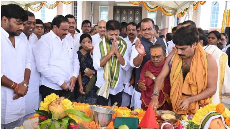 CM Revanth Reddy lying foundations for Telangana Thalli Statue  at Telangana Secretariat in Hyderabad Telangana: సచివాలయంలో తెలంగాణ తల్లి విగ్రహం ఏర్పాటుకు భూమి పూజ - డిసెంబర్‌ 9 నాటికి పూర్తి చేసేలా పనులు