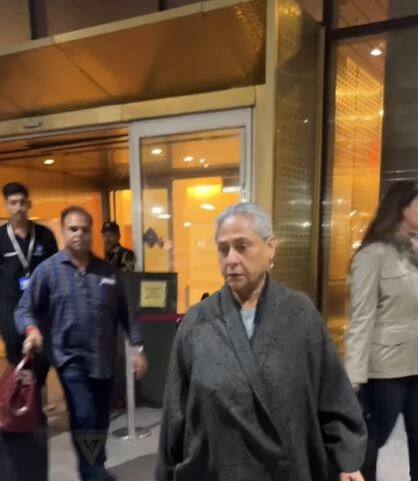 Jaya was dressed in a black jacket over a grey top and pants, complemented by black shoes.