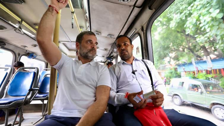 Rahul gandhi travelled in dtc bus delhi Sarojini Nagar met drivers conductors and marshalls video DTC बस पर सवार होकर दिल्ली की सैर करने निकले राहुल गांधी, ड्राइवर-कंडक्टर और मार्शल का जाना हाल