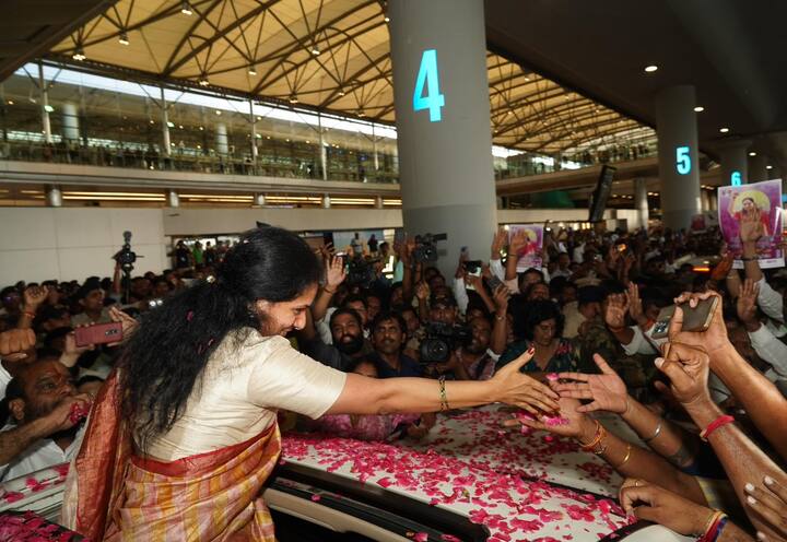 తాను ఏ తప్పు చేయలేదని, కేసీఆర్ కూతుర్ననే తనపై కుట్ర చేశారని కవిత ఆరోపించారు. ప్రజల కోసం పోరాటం కొనసాగిస్తామన్నారు.