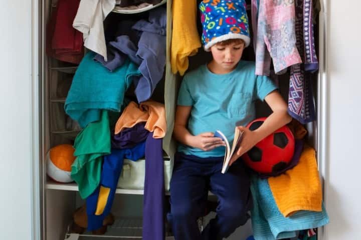 अगर अलमारी में बहुत ज्यादा सामान रखा हुआ है, तो वह झुक सकती है और इससे अलमारी से सामान गिर सकता है. इसलिए आप अलमारी से वजन कम कर दें.