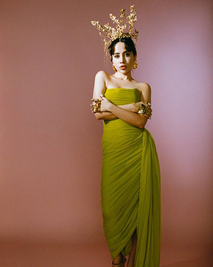 मात्र, उर्फी जावेदबाबत वेळोवेळी वाद निर्माण झाले आहेत. कधी तिला अश्लील कमेंट तर कधी नग्नतेमुळे तक्रारींचा सामना करावा लागतो.