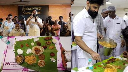 thangalaan Actor vikram serves food at thangalaan success party Thangalaan : தங்கலான் படக்குழுவினருக்கு விருந்தோம்பலுடன் நன்றி தெரிவித்த சீயான் விக்ரம்