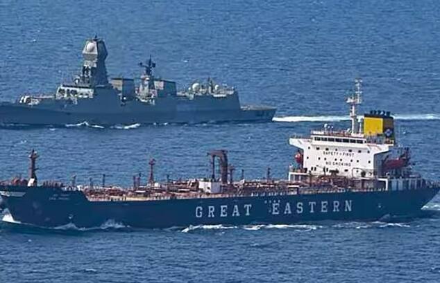 Sonobuoy: અમેરિકા અને ભારત વચ્ચે લગભગ 422 કરોડ રૂપિયાની ડીલ પર હસ્તાક્ષર કરવામાં આવ્યા છે, જેના માટે અમેરિકા એડવાન્સ ટેક્નોલોજી સાથે એન્ટી સબમરીન વૉરફેર સોનોબૉય પ્રદાન કરશે. તેની મદદથી દુશ્મન સબમરીનનું લૉકેશન જાણી શકાશે. અમેરિકાએ ભારતને સબમરીન વિરોધી યુદ્ધ સોનોબૉય આપવાના કરાર પર હસ્તાક્ષર કર્યા હતા.