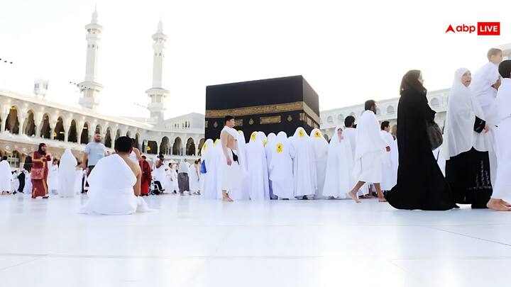 By performing Hajj, Allah forgives the mistakes committed in the past. Whatever Muslim goes on Hajj and recites Takbir for Zul Hijjah, Allah forgives all their mistakes.