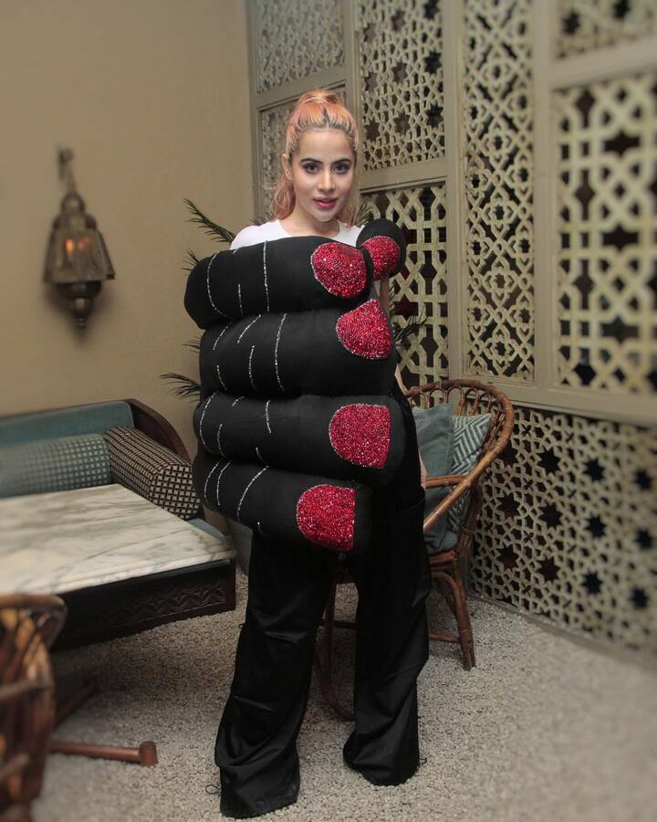 अनेक संकटात बालपण गेले. वडिलांनीही अनेक अत्याचार केले. कधी ते मारहाण करत असे तर कधी तोंडात येईल ते बोलायचे.