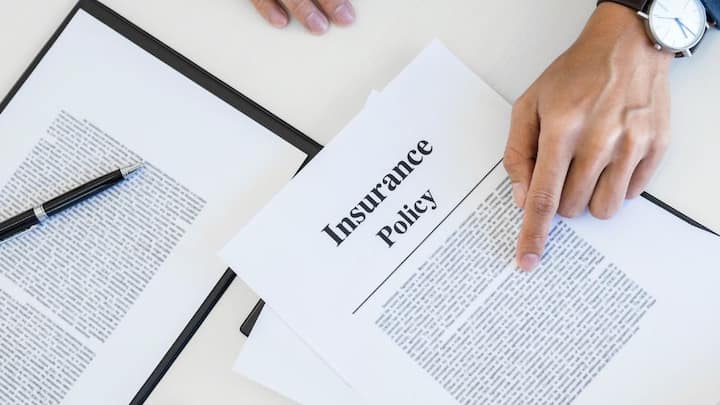 স্বাস্থ্যবিমা করানো এখনকার দিনে অত্যন্ত জরুরি হয়ে পড়েছে। চিকিৎসার বর্ধিত খরচের থেকে নিজের সঞ্চয় বাঁচাতে এটি আবশ্যিক হয়ে পড়েছে।