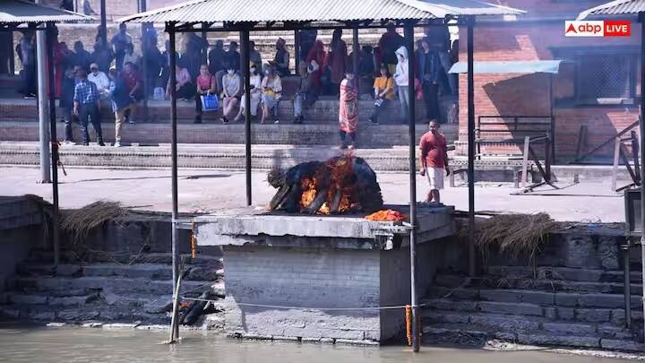 અંતિમ સંસ્કારમાંથી પાછા ફર્યા પછી સ્નાન કરવાથી ચેપનું જોખમ ઓછું થાય છે અને મૃત શરીરના સંપર્કમાં આવવાથી થતા ગંભીર રોગોથી બચી શકાય છે.