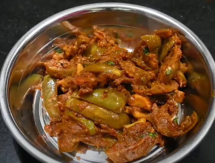 கத்தரிக்காய் பொரியல் செய்யும் போது கடைசியாக கடலை மாவு தூவி 5 நிமிடம் கிளறிவிட்டு இறக்கினால் சுவையாக இருக்கும்.