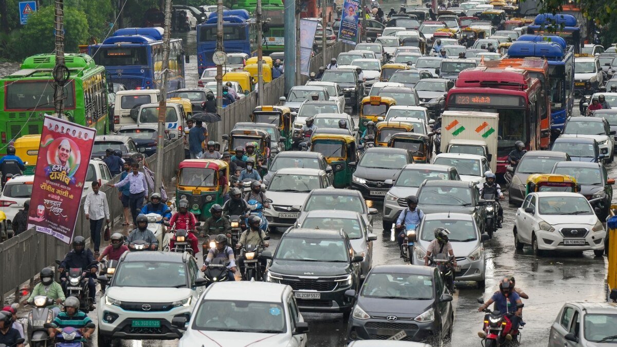 Delhi Rains: दिल्ली की बारिश ने ट्रैफिक पर लगा दिया ब्रेक, सड़कों पर रेंग रहीं गाड़ियां, कई इलाकों में घुसा पानी