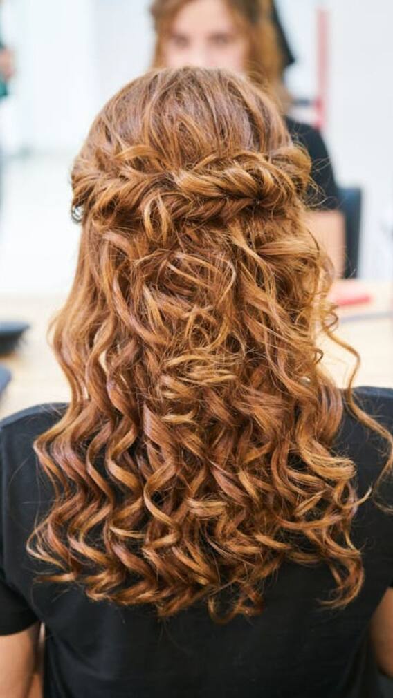 ছুটতে হবে না পার্লারে, মোজা দিয়েই পাবেন কোঁকড়ানো চুল