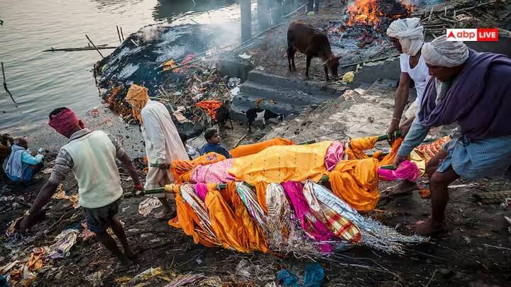 Shamshan Ghat: લોકો સ્મશાનમાંથી પાછા આવ્યા પછી સ્નાન કરે છે. આ પાછળનું કારણ તમારા હોશ ઉડી જશે. સનાતન ધર્મમાં અંતિમ સંસ્કાર સંબંધિત માન્યતા છે કે મૃતદેહને બાળ્યા પછી સ્નાન કરવું જોઈએ. શું તમે ક્યારેય વિચાર્યું છે કે અગ્નિસંસ્કાર પછી સ્નાન શા માટે કરે છે?
