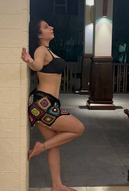 ਇਸਦੇ ਨਾਲ ਹੀ ਇੱਕ ਹੋਰ ਯੂਜ਼ਰ ਨੇ ਲਿਖਦੇ ਹੋਏ ਕਿਹਾ ਇਸ ਫੋਟੋਆਂ ਵਿੱਚ ਕੀ ਸਾਬਤ ਕਰਨ ਦੀ ਕੋਸ਼ਿਸ਼ ਕਰ ਰਹੇ ਹੋ, ☹️☹️ ਗਾਉਣਾ ਛੱਡ ਕੇ ਸੈਕਸੀ ਫਿਲਮਾਂ ਕਰ ਲੋ। ਇਸਦੇ ਨਾਲ ਹੀ ਇੱਕ ਹੋਰ ਯੂਜ਼ਰ ਨੇ ਕਿਹਾ ਇਹ ਰਹਿ ਗਿਆ ਸੀ, ਪੰਜਾਬੀ ਵਿਰਸਾ। ਜਦਕਿ ਇੱਕ ਹੋਰ ਨੇ ਲਿਖਦੇ ਹੋਏ ਕਿਹਾ ਸਸਤੇ ਨਸ਼ੇ ਕਰਨ ਤੋਂ ਬਾਅਦ...