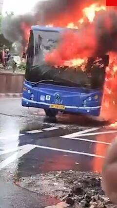 Delhi News: सड़क पर धू-धू कर जली DTC की बस | ABP NEWS SHORTS