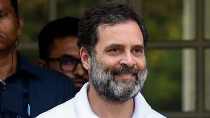 लेकिन क्या आप जानते हैं कि कांग्रेस नेता राहुल गांधी के कैसे साइन है? दरअसल राहुल गांधी का साइन करने का तरीका बड़ा ही दिलचस्प है.