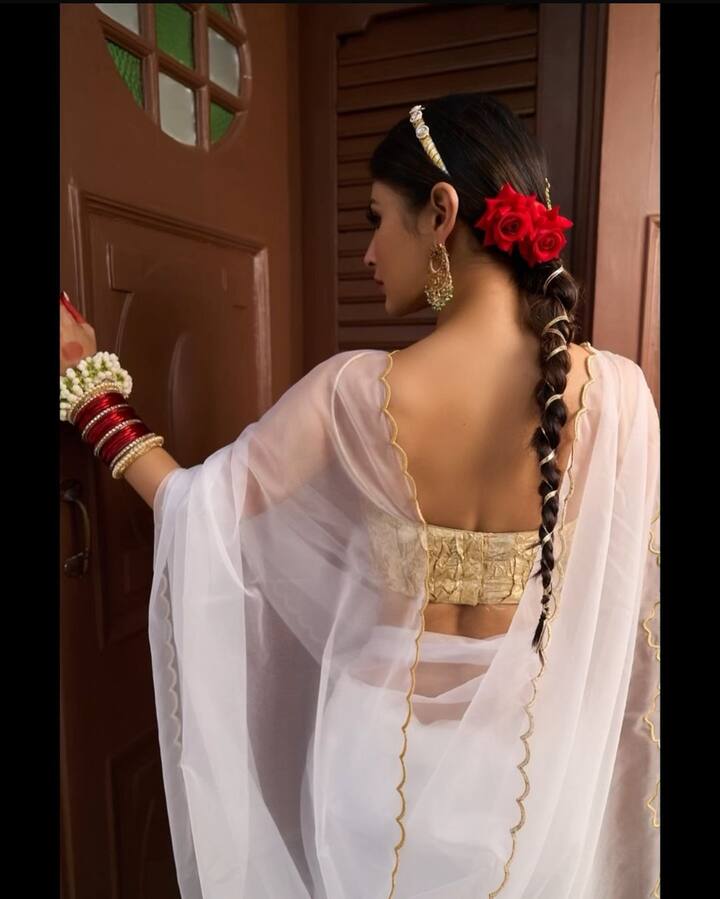 தற்போது கிருஷ்ணன் உடன் இருக்கும் கோப்பியர்களை போல் உடை அணிந்து போட்டோஷூட் நடத்தியுள்ளார்.