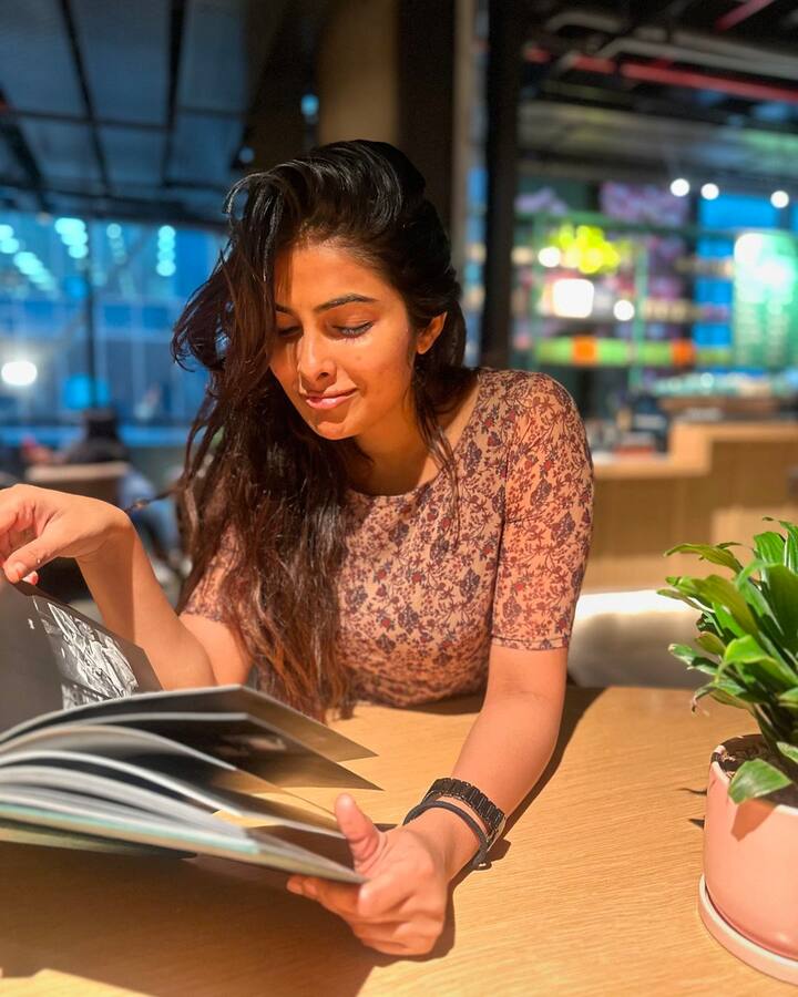 మహేష్ బాబు మహర్షి మూవీలో చిన్న క్యారెక్టర్లో నటించి కొంత ఫాలోయింగ్ పెంచుకుంది.. ఆ తర్వాత బిగ్ బాస్ షో... అక్కడ నుంచి బయటకు వచ్చాక సినిమాల్లో, వెబ్ సిరీస్ లలో అవకాశాలు అందుకుంటోంది