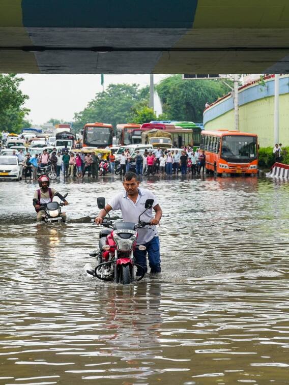 दिल्ली में बारिश से बुरा हाल, घर से निकलने से पहले पढ़ लें अब कैसा रहेगा मौसम?