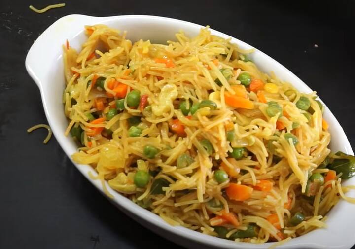 செய்முறை : ஒரு கடாயில் நெய் சேர்த்து அதில் சேமியாவை பொன்னிறமாக வறுத்து எடுத்து வைத்துக் கொள்ளவும். அடுத்தது முட்டையை பானில் சேர்த்து பொரியல் போல வறுத்து எடுத்துக்கொள்ளவும்.