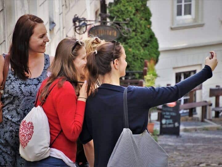 सेल्फी काढण्याची जगभरात क्रेझ असल्याचं पाहायला मिळतं. मित्रांसह सेल्फी काढणं ही काही चुकीची गोष्ट नाही. मात्र, सेल्फी कोणत्या ठिकाणी काढायची याचं भान न राहिल्यानं अनेकांचा मृत्यू झाला आहे.